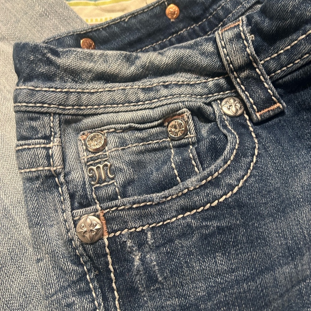 Miss Me, Light Wash, Mid-Rise Crop Jeans - Picture 6 of 7